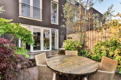Townhouse backyard patio with round wooden table